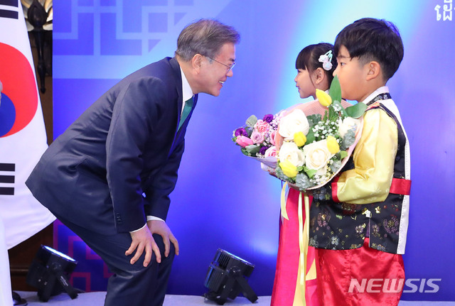 【프놈펜(캄보디아)=뉴시스】전신 기자 = 캄보디아를 국빈 방문한 문재인 대통령이 14일 프놈펜 시내 한 호텔에서 열린 동포간담회에서 화동에게 꽃다발을 받고 있다. 2019.03.14.&nbsp; photo1006@newsis.com 