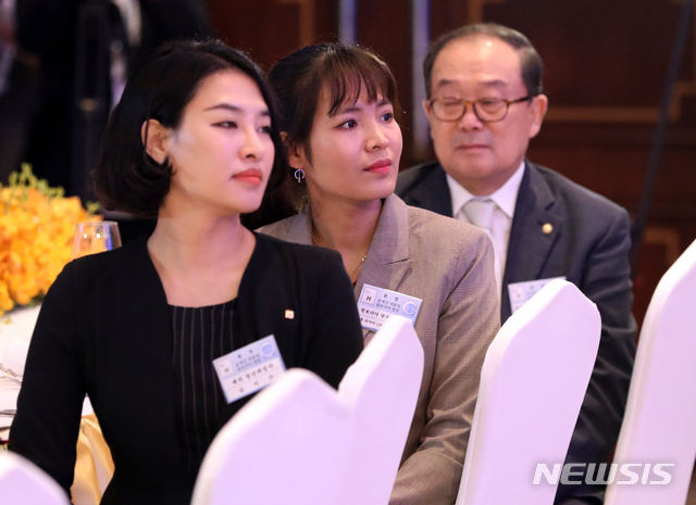 【프놈펜(캄보디아)=뉴시스】전신 기자 = 남편이 한국인인 스리쿠션선수 스롱 피아비(가운데)씨가 14일 프놈펜 시내 한 호텔에서 열린 동포간담회에서 문재인 대통령의 격려사를 듣고 있다. 2019.03.14. photo1006@newsis.com