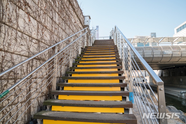 【서울=뉴시스】고척스카이돔과 청계천 등지에 '안전안심 디자인'이 적용됐다. 2019.03.15. (사진=서울시 제공)