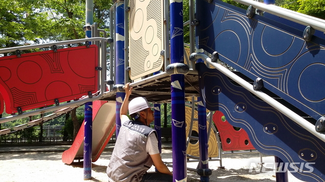 【서울=뉴시스】 강서구 놀이기구 점검. 2019.03.15. (사진= 강서구 제공)