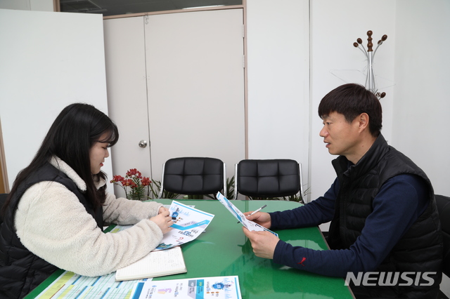 【무주=뉴시스】한훈 기자 =구인·구직자의 연결고리 역할을 할 전북 무주군 로컬 JOB센터가 본격적인 운영을 시작했다.2019.03.15.(사진=무주군 제공) photo@newsis.com 