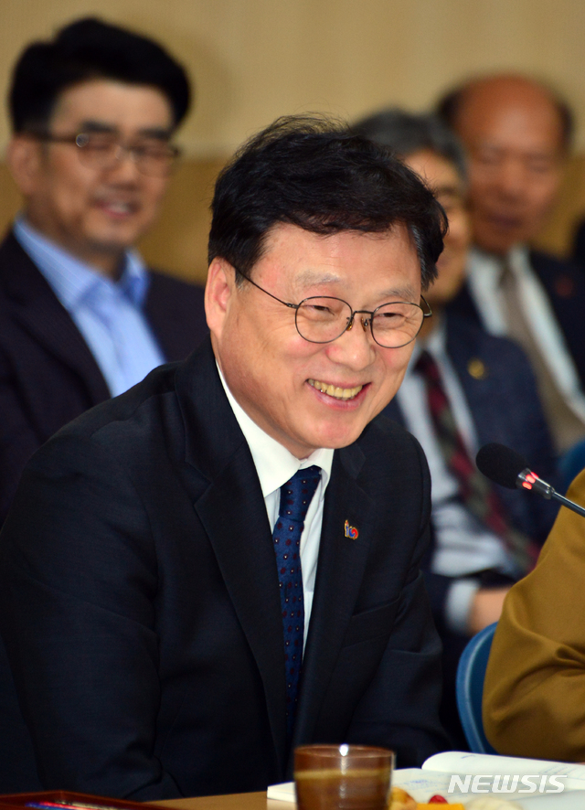 【청주=뉴시스】인진연 기자 = 15일 오후 충북도청 대회의실에서 열린 '더불어민주당-충북 예산정책협의회'에서 박광온 최고위원이 인사말을 하다 밝게 웃고 있다. 2019.03.15 inphoto@newsis.com