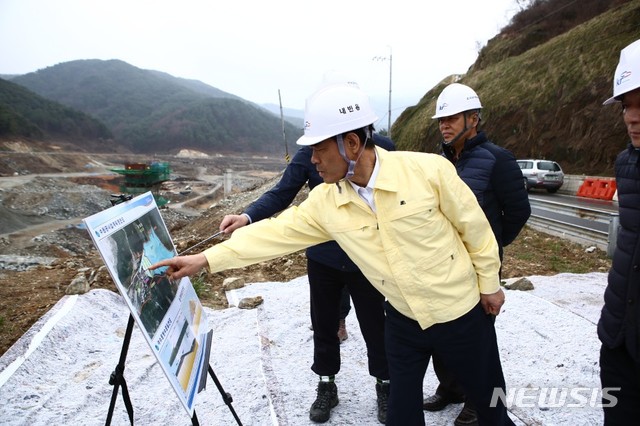 【산청=뉴시스】김기진 기자 =15일 농어촌공사 김인식 사장이 경남 산청군 방곡지구 다목적 농촌용수개발사업 현장을 방문해 현장 점검을 하고 있다. 2019.03.15. (사진=농어촌공사 제공) photo@newsis.com