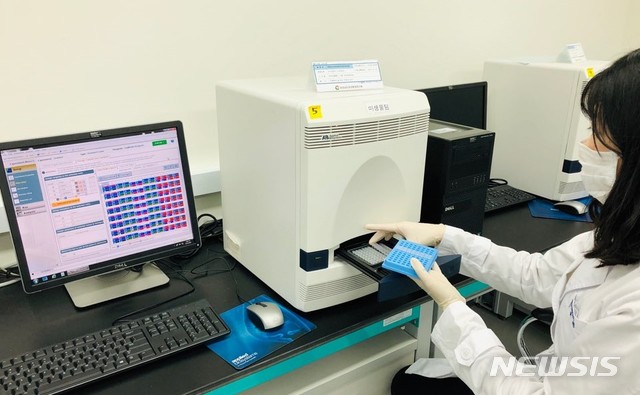 【창원=뉴시스】 홍정명 기자 = 경상남도 보건환경연구원의 노로바이러스 분석 작업.2019.03.15.(사진=경남보건환경연구원 제공) photo@newsis.com