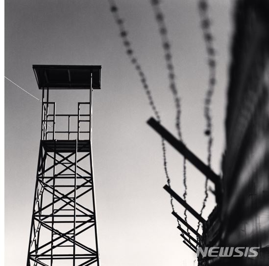 【서울=뉴시스】 Watchtower, Study 10, Wolcheon, Gangwondo, South Korea. 2006 (강원도, 월천)ⓒMICHAEL KENNA, 사진제공 공근혜갤러리