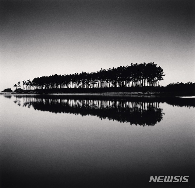 【서울=뉴시스】 Pine Trees, Study 5, Unyeo Beach, Chungcheongnam-do, South Korea. 2018 (충남, 운여해변)ⓒMICHAEL KENNA, 사진제공 공근혜갤러리