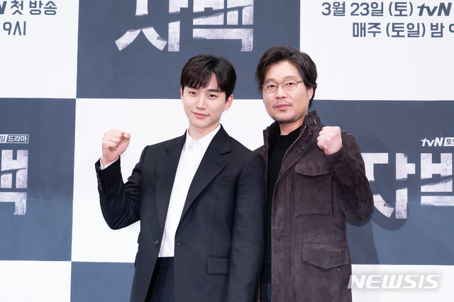 이준호(왼쪽)와 유재명