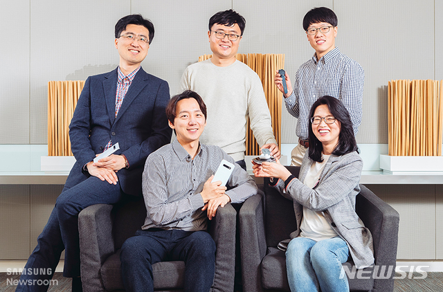 【서울=뉴시스】갤럭시S10의 배터리 기술 기획·개발을 담당한 삼성전자 무선사업부 상품기획팀. 왼쪽 위부터 시계방향으로 김유수, 이현수, 손홍정, 이주향, 문정민씨. 2019.03.16 
