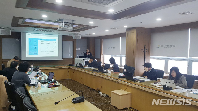 【원주=뉴시스】권순명 기자 = 강원도경제진흥원(원장 이승섭)강원지식재산센터는 수출 중심의 성장 잠재력과 기술력을 보유한 강원도내 '글로벌 IP 스타기업'을 선정하기 위해 선정위원회가 회의를 진행하고 있다.2019.03.15.(사진=강원지식재산센터 제공)photo@newsis.com