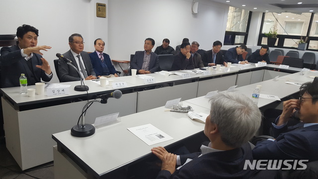 【서울=뉴시스】 =김상배 서울대 정치외교학과 교수가 15일 오전 서울 중구 삼일대로 라이온스빌딩에서 열린 안민포럼 조찬강연에서 “4차산업 혁명시대의 신흥안보”를 주제로 강연중이다. (사진제공=안민포럼)