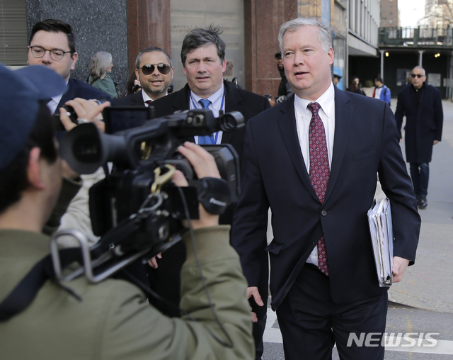  【뉴욕=AP/뉴시스】스티븐 비건 미 국 무부 대북 특별대표가 14일(현지시간) 뉴욕 유엔 주재 미국 대표부에 도착해 기자들을 만나 얘기하고 있다.&nbsp; 비건 대표는 미국 대표부에서 중국과 러시아를 포함해 15개 안보리 이사국을 대상으로 제2차 북미 정상회담 결과를 설명하면서 북한이 다른 길을 가지 않도록 유엔 안보리가 협조해달라는 취지의 언급을 한 것으로 전해졌다. 2019.03.15. 