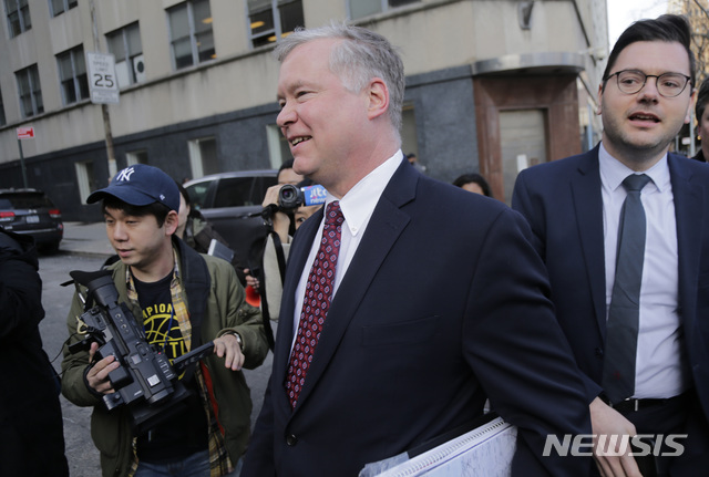  【뉴욕=AP/뉴시스】스티븐 비건 미 국 무부 대북특별대표가 14일(현지시간) 뉴욕 유엔 주재 미국 대표부에 도착해 기자들을 만나 얘기하고 있다.&nbsp; 비건 대표는 미국대표부에서 중국과 러시아를 포함해 15개 안보리 이사국을 대상으로 제2차 북미 정상회담 결과를 설명하면서 북한이 다른 길을 가지 않도록 유엔 안전보장이사회가 협조해달라는 취지의 언급을 한 것으로 전해졌다. 2019.03.15. 