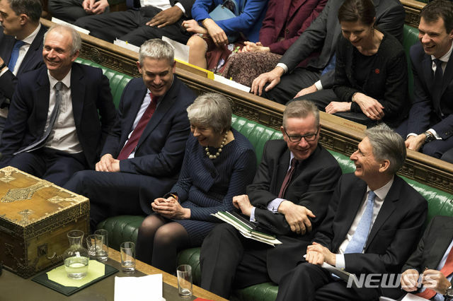  【런던=AP/뉴시스】 14일(현지시간) 영국 하원에 출석한 테리사 메이(가운데) 영국 총리가 브렉시트 논의를 진행하는 동안 의원들과 농담을 주고 받으며 웃고 있다. 영국 하원은 이날 메이 총리가 내놓은 EU 탈퇴시점 연기 관련 결의안을 가결시키며 3월29일로 예정됐던 브렉시트를 연기했다. 2019.03.15.&nbsp; 