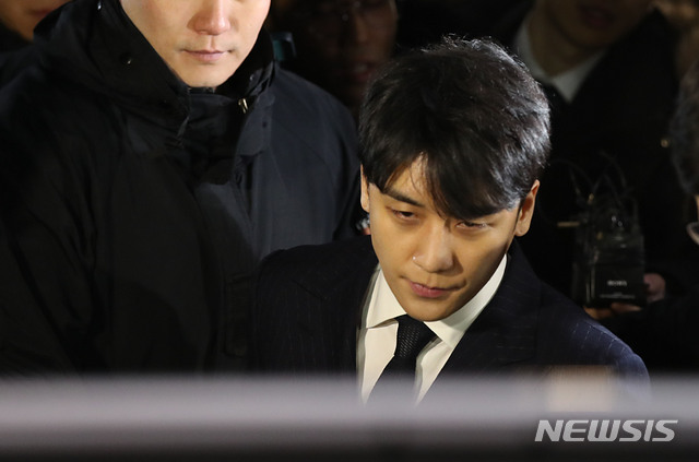 【서울=뉴시스】김진아 기자 = 투자자에게 성접대를 알선한 혐의를 받는 빅뱅 전(前) 멤버 승리(29·본명 이승현)가 15일 새벽 서울지방경찰청에서 피의자 신분으로 소환 조사를 받은 후 귀가하고 있다. 2019.03.15.&nbsp; bluesoda@newsis.com
