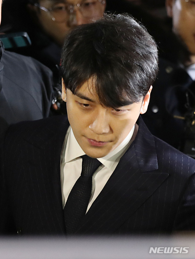【서울=뉴시스】김진아 기자 = 투자자에게 성접대를 알선한 혐의를 받는 빅뱅 전(前) 멤버 승리(29·본명 이승현)가 15일 새벽 서울지방경찰청에서 피의자 신분으로 소환 조사를 받은 후 귀가하고 있다. 2019.03.15. bluesoda@newsis.com