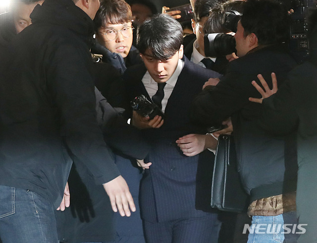 【서울=뉴시스】김진아 기자 = 투자자에게 성접대를 알선한 혐의를 받는 빅뱅 전(前) 멤버 승리(29·본명 이승현)가 15일 새벽 서울지방경찰청에서 피의자 신분으로 소환 조사를 받은 후 귀가하고 있다. 2019.03.15. bluesoda@newsis.com