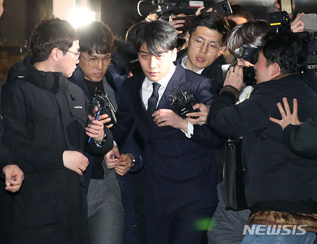 【서울=뉴시스】김진아 기자 = 투자자에게 성접대를 알선한 혐의를 받는 빅뱅 전(前) 멤버 승리(29·본명 이승현)가 지난 15일 새벽 서울지방경찰청에서 피의자 신분으로 소환 조사를 받은 후 귀가하고 있다. 2019.03.15. bluesoda@newsis.com