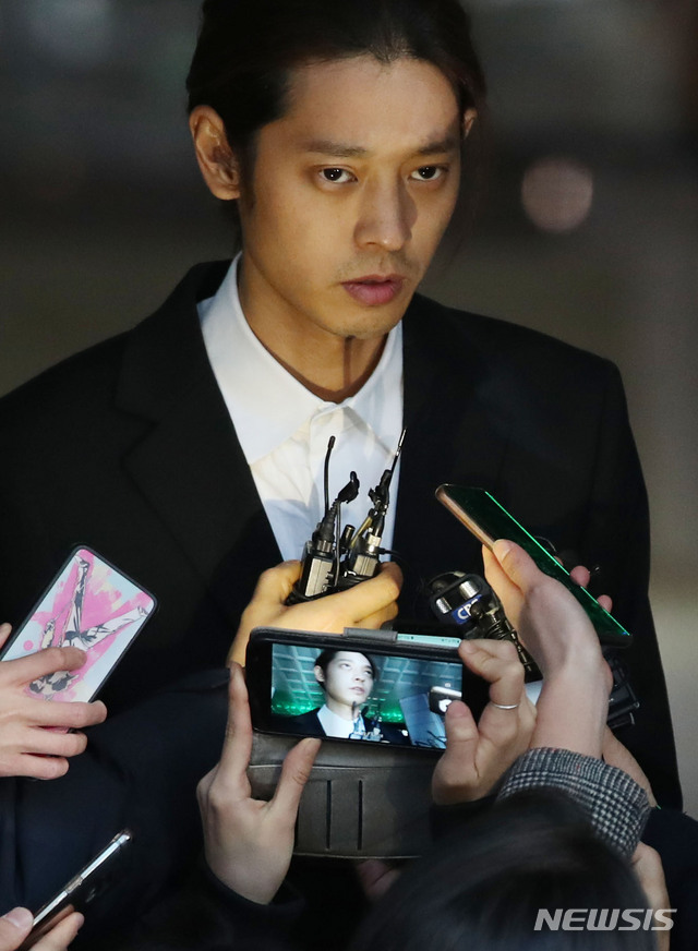 【서울=뉴시스】김진아 기자 = 성폭력범죄의 처벌 등에 관한 특례법 위반(카메라 등 이용 촬영) 혐의를 받고 있는 가수 정준영이 15일 새벽 서울지방경찰청 광역수사대에서 피의자 신분으로 조사를 받은 후 귀가하던 중 취재진의 질문에 답하고 있다. 2019.03.15.&nbsp;&nbsp; bluesoda@newsis.com