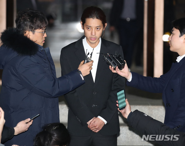 【서울=뉴시스】김진아 기자 = 성폭력범죄의 처벌 등에 관한 특례법 위반(카메라 등 이용 촬영) 혐의를 받고 있는 가수 정준영이 15일 새벽 서울지방경찰청 광역수사대에서 피의자 신분으로 조사를 받은 후 귀가하던 중 취재진의 질문에 답하고 있다. 2019.03.15.&nbsp; bluesoda@newsis.com