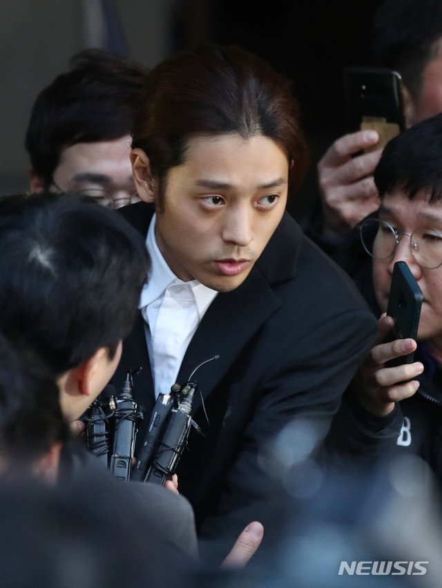 【서울=뉴시스】김진아 기자 = 성폭력범죄의 처벌 등에 관한 특례법 위반(카메라 등 이용 촬영) 혐의를 받고 있는 가수 정준영이 15일 새벽 서울지방경찰청 광역수사대에서 피의자 신분으로 조사를 받은 후 귀가하던 중 취재진의 질문을 받고 있다. 2019.03.15.  bluesoda@newsis.com