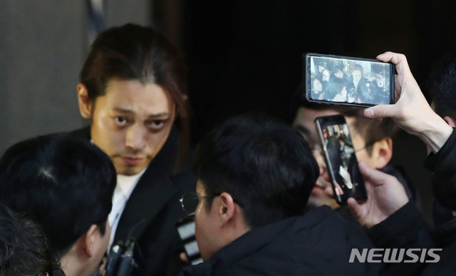 【서울=뉴시스】김진아 기자 = 성폭력범죄의 처벌 등에 관한 특례법 위반(카메라 등 이용 촬영) 혐의를 받고 있는 가수 정준영이 15일 새벽 서울지방경찰청 광역수사대에서 피의자 신분으로 조사를 받은 후 귀가하던 중 취재진의 핸드폰에 찍히고 있다. 2019.03.15.&nbsp; bluesoda@newsis.com