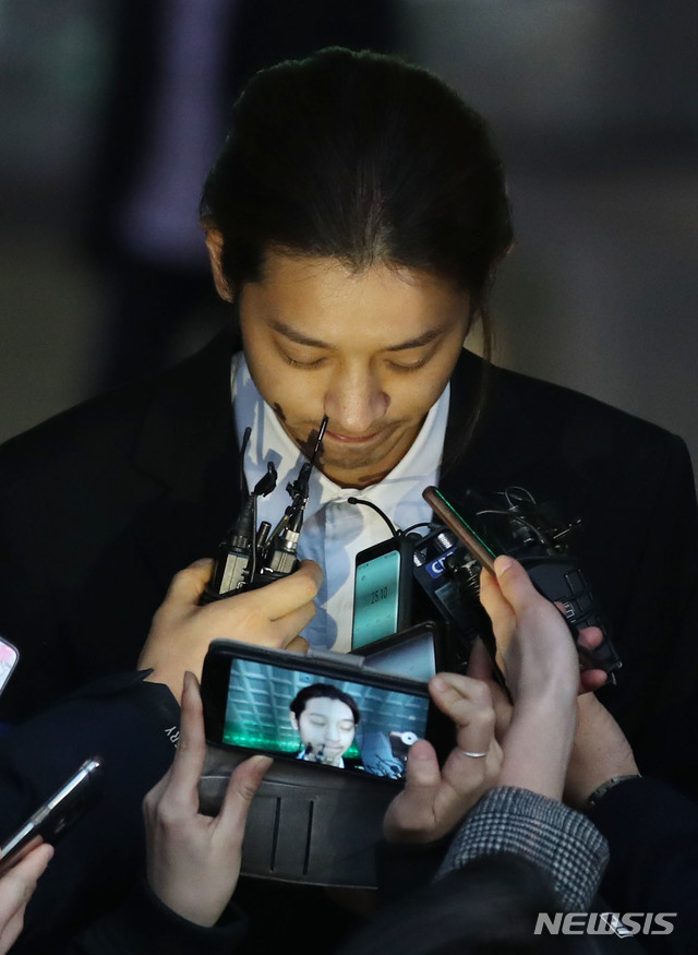 【서울=뉴시스】김진아 기자 = 성폭력범죄의 처벌 등에 관한 특례법 위반(카메라 등 이용 촬영) 혐의를 받고 있는 가수 정준영이 15일 새벽 서울지방경찰청 광역수사대에서 피의자 신분으로 조사를 받은 후 귀가하던 중 취재진의 질문을 받고 있다. 2019.03.15.&nbsp; bluesoda@newsis.com 