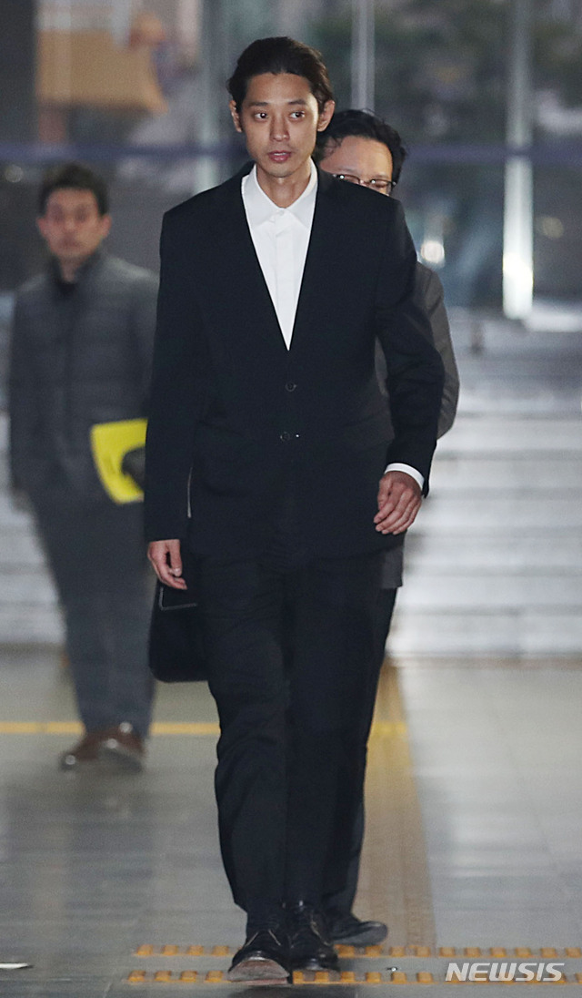 【서울=뉴시스】김진아 기자 = 지난 15일 새벽 가수 정준영이 서울지방경찰청 광역수사대에서 피의자 신분으로 조사를 받은 후 귀가하고 있다. 2019.03.15. bluesoda@newsis.com