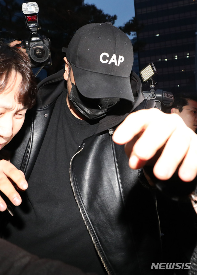 【서울=뉴시스】김진아 기자 = 성접대, 몰카 공유, 경찰 유착 의혹 등이 담긴 ‘승리의 카카오톡 대화방’에서 "경찰총장이 뒤를 봐준다"고 말한 김모씨가 15일 새벽 서울지방경찰청에서 조사를 받은 후 귀가하고 있다. 2019.03.15.&nbsp; bluesoda@newsis.com 