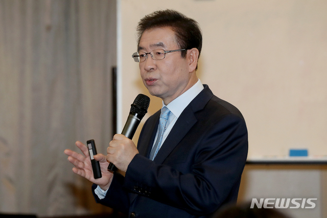 【서울=뉴시스】김병문 수습기자 = 박원순 서울시장이 15일 오전 서울 중구 프레스센터에서 서울복지재단 주최로 열린 '미래복지 CEO 조찬포럼'에 초청돼 강연을 하고 있다. 2019.03.15.&nbsp; dadazon@newsis.com