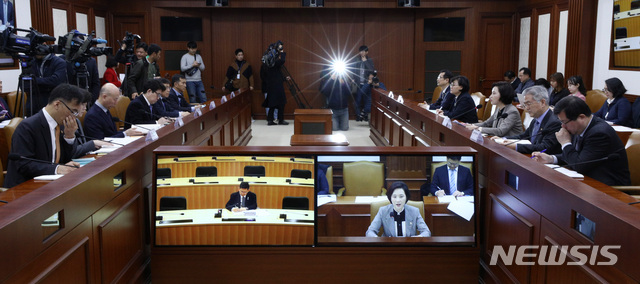 【서울=뉴시스】이영환 기자 = 유은혜 사회부총리 겸 교육부 장관이 15일 오전 서울 종로구 정부서울청사 영상회의실에서 열린 사회관계장관회의에 참석해 모두발언을 하고 있다. 2019.03.15. 20hwan@newsis.com