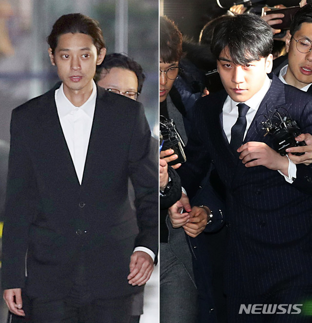 【서울=뉴시스】김진아 기자 = 성폭력범죄의 처벌 등에 관한 특례법 위반(카메라 등 이용 촬영) 혐의를 받는 가수 정준영(왼쪽)씨와 투자자에게 성 접대 알선한 혐의를 받는 빅뱅 전(前) 멤버 승리(29·본명 이승현)가 지난 15일 새벽 서울경찰청 광역수사대에서 피의자 신분으로 밤샘조사를 받은 후 귀가하고 있다. 2019.03.15.&nbsp;&nbsp; bluesoda@newsis.com