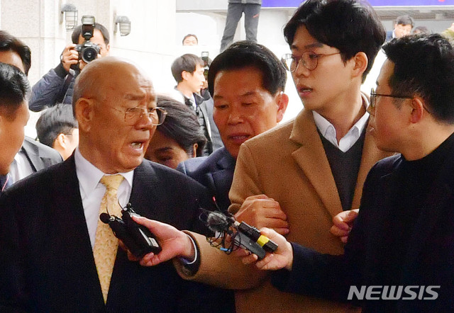 【광주=뉴시스】류형근 기자 = 고(故) 조비오 신부 사자명예훼손 혐의를 받고 있는 전두환씨의 재판이 11일 오후 광주 동구 광주지방법원에서 열리는 가운데 전 씨가 재판을 받기 위해 경호를 받으며 법정에 들어서며 기자 질문에 "이거 왜 이래"하며 쳐다보고 있다. 2019.03.16.&nbsp; hgryu77@newsis.com 