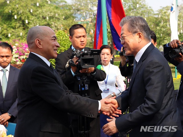 【프놈펜(캄보디아)=뉴시스】전신 기자 = 캄보디아를 국빈 방문 중인 문재인 대통령이 15일 프놈펜 왕궁 정원에서 열린 공식환영식에서 노로돔 시하모니 국왕과 인사하고 있다. 2019.03.15. photo1006@newsis.com
