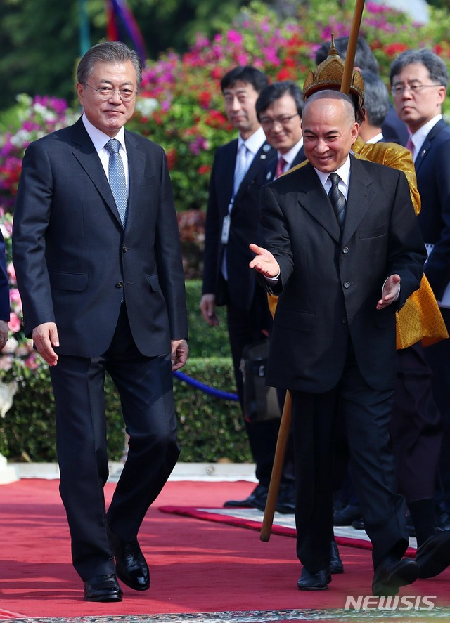 【프놈펜(캄보디아)=뉴시스】전신 기자 = 캄보디아를 국빈 방문 중인 문재인 대통령이 15일 프놈펜 왕궁 정원에서 열린 공식환영식에서 노로돔 시하모니 국왕과 대화하고 있다. 2019.03.15. photo1006@newsis.com