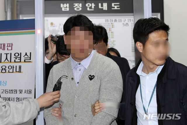 【서울=뉴시스】 고범준 기자 = 클럽 '버닝썬'과 경찰 간 유착 고리로 지목됐던 전직 경찰관 강모씨가 지난 15일 오전 서울 서초구 서울중앙지법에서 열린 구속 전 피의자심문(영장실질심사)을 마치고 나서고 있다. 2019.03.15. bjko@newsis.com