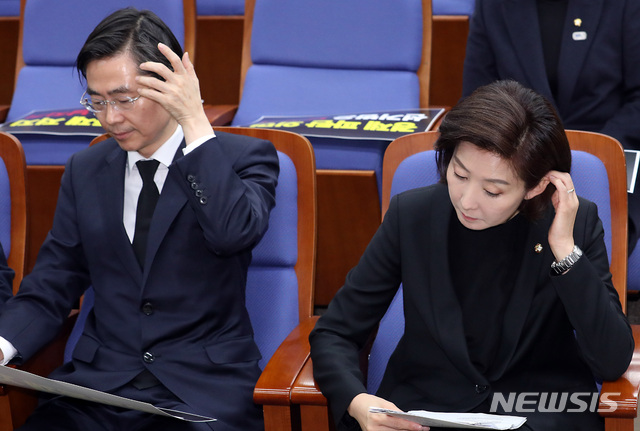 【서울=뉴시스】이종철 기자 = 15일 서울 여의도 국회에서 열린 자유한국당 비상의원총회에서 나경원 원내대표와 조경태 최고위원이 심각한 표정을 하고 있다. 2019.03.15. jc4321@newsis.com