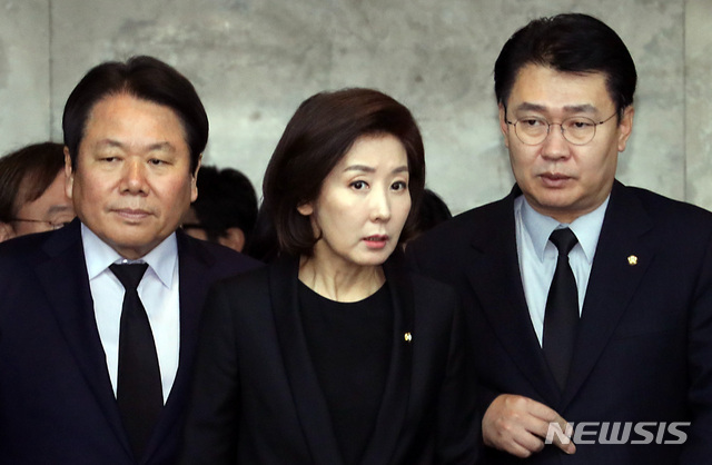 【서울=뉴시스】이종철 기자 = 15일 서울 여의도 국회에서 열린 자유한국당 비상의원총회에서 나경원 원내대표가 정용기 정책위의장(오른쪽), 정양석 원내수석부대표(왼쪽)와 의견을 나누며 입장하고 있다. 2019.03.15. jc4321@newsis.com