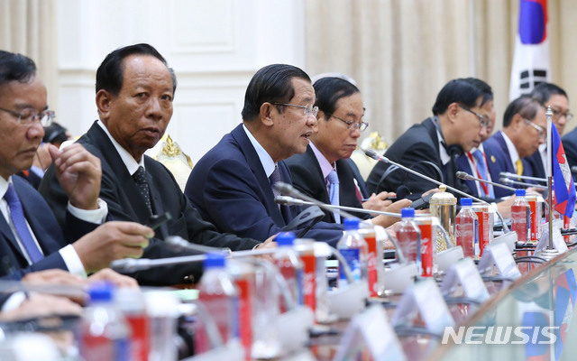 【프놈펜(캄보디아)=뉴시스】전신 기자 = 캄보디아를 국빈 방문 중인 문재인 대통령이 15일 프놈펜 캄보디아 총리실에서 훈센 총리와 한-캄보디아 정상회담을 하고 있다. 2019.03.15. photo1006@newsis.com