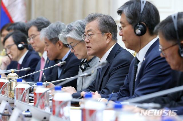 【프놈펜(캄보디아)=뉴시스】전신 기자 = 캄보디아를 국빈 방문 중인 문재인 대통령이 15일 프놈펜 캄보디아 총리실에서 훈센 총리와 한-캄보디아 정상회담을 하고 있다. 2019.03.15. photo1006@newsis.com