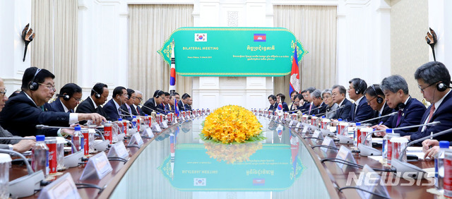 【프놈펜(캄보디아)=뉴시스】전신 기자 = 캄보디아를 국빈 방문 중인 문재인 대통령이 15일 프놈펜 캄보디아 총리실에서 훈센 총리와 한-캄보디아 정상회담을 하고 있다. 2019.03.15.&nbsp; photo1006@newsis.com