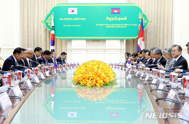 【프놈펜(캄보디아)=뉴시스】전신 기자 = 캄보디아를 국빈 방문 중인 문재인 대통령이 15일 프놈펜 캄보디아 총리실에서 훈센 총리와 한-캄보디아 정상회담을 하고 있다. 2019.03.15. photo1006@newsis.com