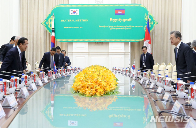【프놈펜(캄보디아)=뉴시스】전신 기자 = 캄보디아를 국빈 방문 중인 문재인 대통령이 15일 프놈펜 캄보디아 총리실에서 훈센 총리와 한-캄보디아 정상회담을 하고 있다. 2019.03.15. photo1006@newsis.com