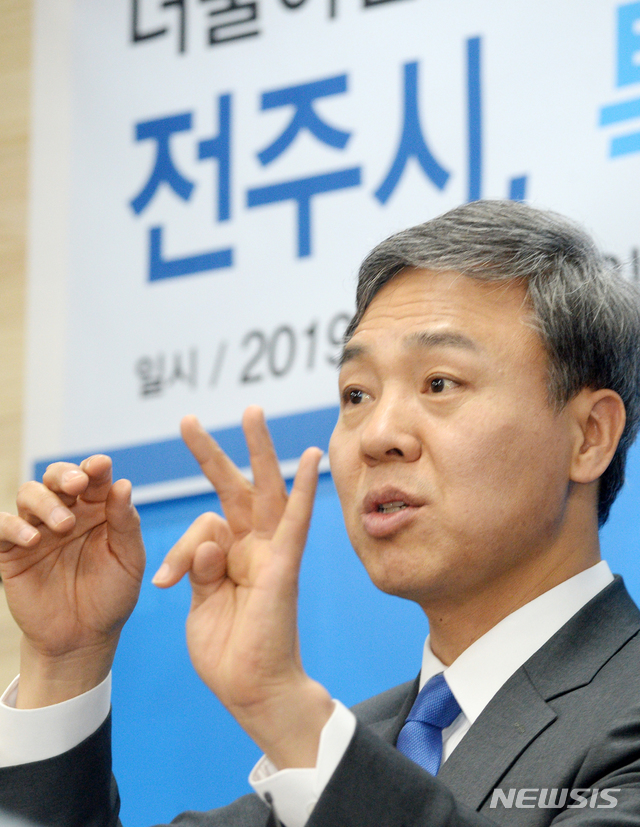 【전주=뉴시스】 김얼 기자= 15일 전북 전주시 전주시청 브리핑룸에서 '전주시, 특례시 지정 촉구 기자회견'이 실시된 가운데 김승수 전주시장이 기자들의 질의에 답변하고 있다. 2019.03.15.pmkeul@newsis.com