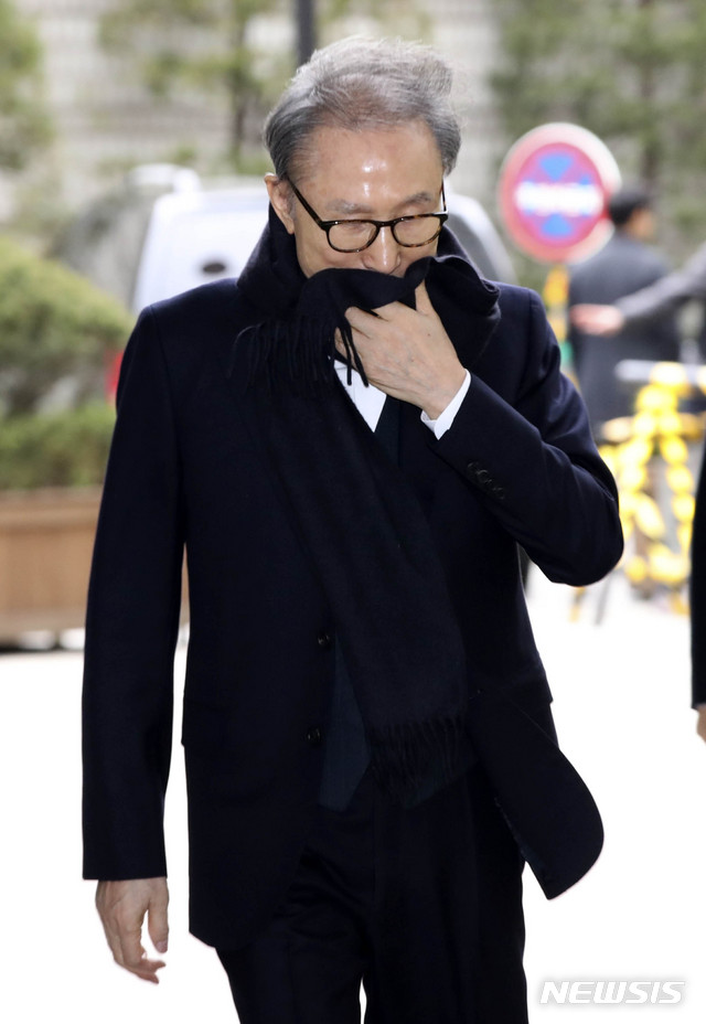 【서울=뉴시스】 고범준 기자 = 이명박 전 대통령이 15일 오후 서울 서초구 서울고등법원에서 열린 ‘다스 의혹’ 관련 항소심 11차 공판에 출석하고 있다. 2019.03.15. bjko@newsis.com