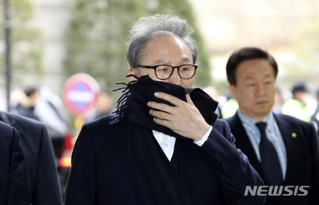 【서울=뉴시스】 고범준 기자 = 이명박 전 대통령이 15일 오후 서울 서초구 서울고등법원에서 열린 ‘다스 의혹’ 관련 항소심 11차 공판에 출석하고 있다. 2019.03.15. bjko@newsis.com