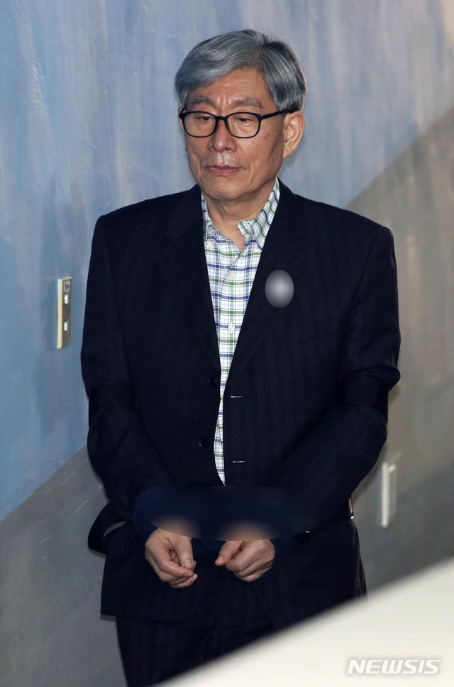 【서울=뉴시스】 고범준 기자 = 원세훈 전 국가정보원장이 15일 오후 서울 서초구 서울고등법원에서 열린 이명박 전 대통령 ‘다스 의혹’ 관련 항소심 11차 공판에 증인으로 출석하고 있다. 2019.03.15. bjko@newsis.com