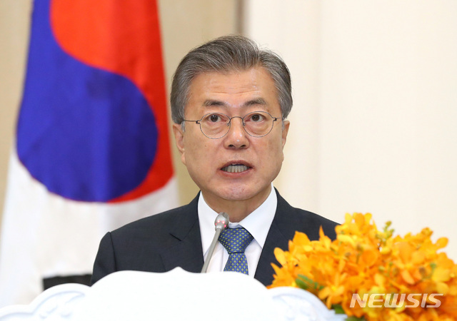 【프놈펜(캄보디아)=뉴시스】전신 기자 = 캄보디아를 국빈 방문 중인 문재인 대통령과 훈센 캄보디아 총리가 15일 프놈펜 캄보디아 총리실에서 공동언론발표를 하고 있다. 2019.03.15. photo1006@newsis.com