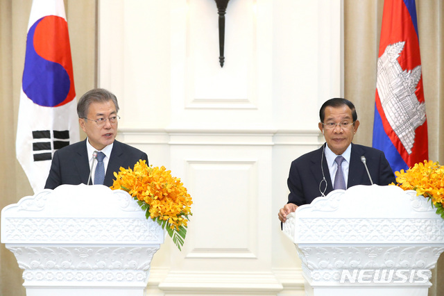 【프놈펜(캄보디아)=뉴시스】전신 기자 = 캄보디아를 국빈 방문 중인 문재인 대통령과 훈센 캄보디아 총리가 15일 프놈펜 캄보디아 총리실에서 공동언론발표를 하고 있다. 2019.03.15. photo1006@newsis.com