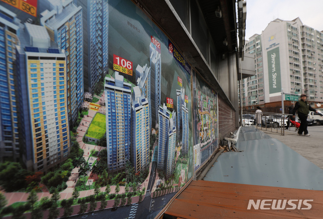 【서울=뉴시스】고승민 기자 = 정부가 아파트를 비롯한 전국의 공동주택 1300만호의 공시 예정가격을 산정하면서 고가 주택에 대한 '핀셋 인상'으로 '공시가격 현실화' 정책 기조를 분명히 했다. 사진은 15일 서울 서초구 반포의 한 부동산 중개업소 모습. 2019.03.15.kkssmm99@newsis.com