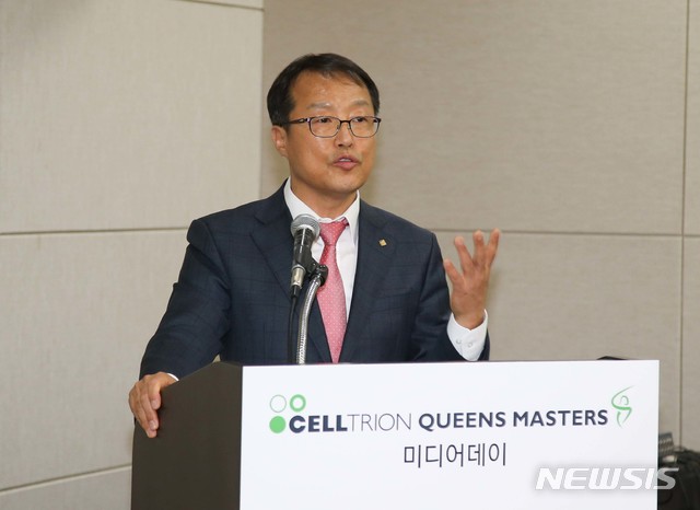 【서울=뉴시스】15일 서울 양재동 더케이호텔에서 열린 2019 KLPGA 셀트리온 퀸즈 마스터즈 미디어데이에서 기우성 셀트리온 부회장이 인사말을 하고 있다. 2019.03.15. (사진=KLPGA 제공) photo@newsis.com